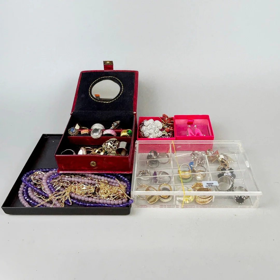 QUANTITY OF COSTUME JEWELLERY. — Costume Jewellery — Chalkwell Auctions