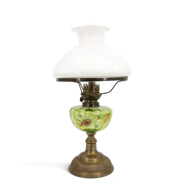 BORDSFOTOGENLAMPA, fot av mässing, behållare av bemålat grönt glas, skärm av opalglas, 1900-tal.