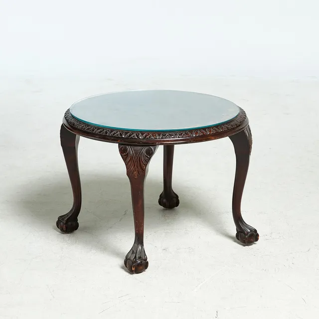 SOFFBORD, chippendalestil, 1900-talets första hälft, England, fotavslut med claw and ball, skiva i råglas.