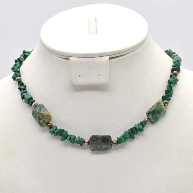 MALACHIT- UND JASPIS-COLLIER, VERSILBERTE PERLEN, METALLFADEN, VERSCHLUSS AUS STERLINGSILBER, CA. 44 CM.