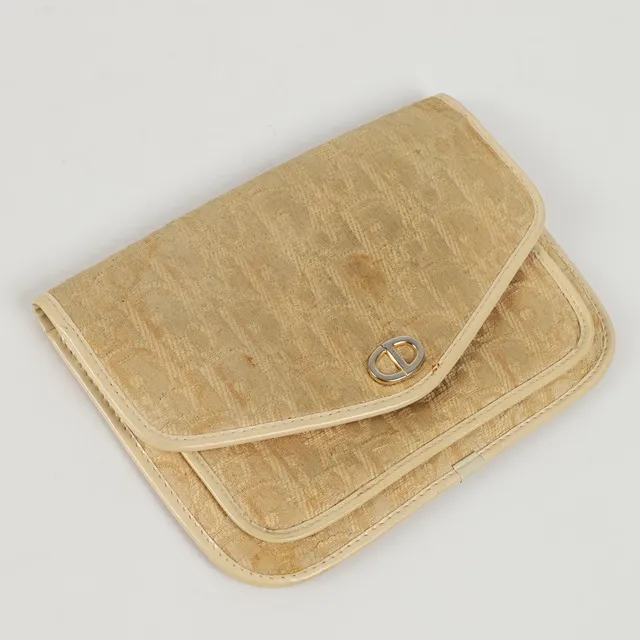CHRISTIAN DIOR. Väska, overfold clutch, 1970-tal.
