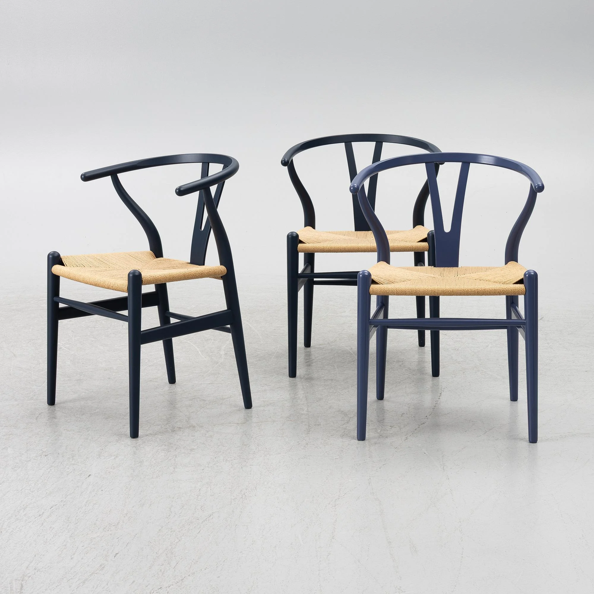 Hans J. Wegner, stolar, 3 st, "Y-stolen", Carl Hansen & Son, Odense, Danmark. — Design/Möbler — Bukowskis