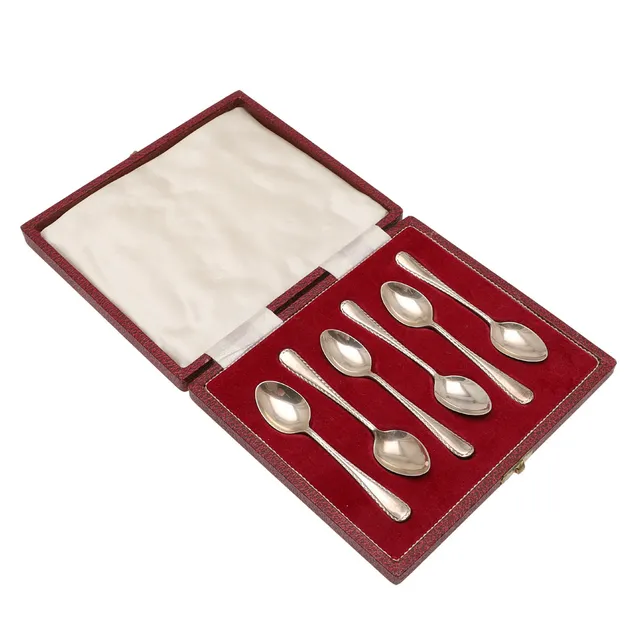 AN ELIZABETH II CASED SET OF SIX SILVER TEA/ COFFEE SPOONS.