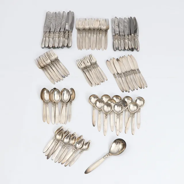 GUNDORPH ALBERTUS. BESTICKUPPSÄTTNING, 105 DELAR. Sterlingsilver. Georg Jensen, "Cactus", modellen formgiven 1930. Vikt exklusive knivar med fyllda skaft 4005 gram.