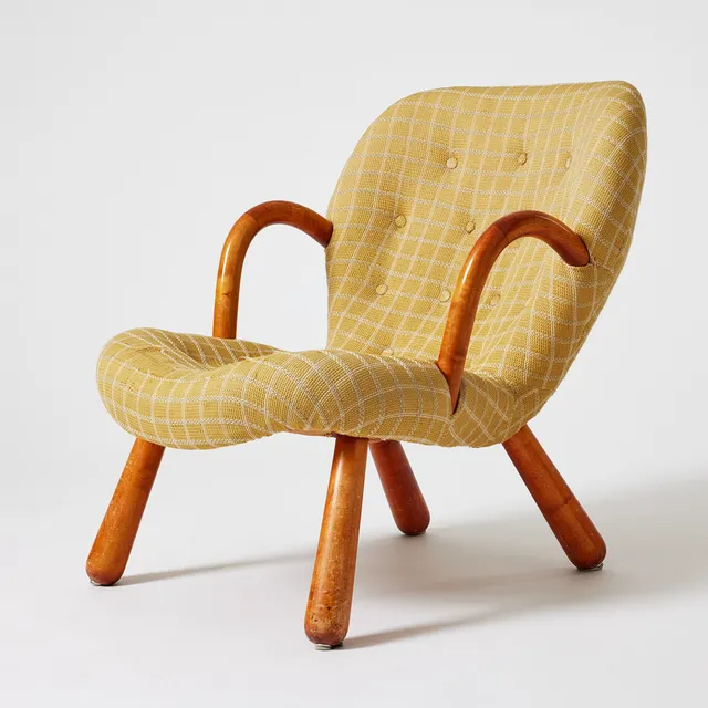 ARNOLD MADSEN. TILLSKRIVEN. Fåtölj, "Muslingestolen / Clam Chair", formgiven 1953, stoppad och klädd sits, ben och armlän i betsat trä, modellen tidigare tillskriven Philip Arctander.