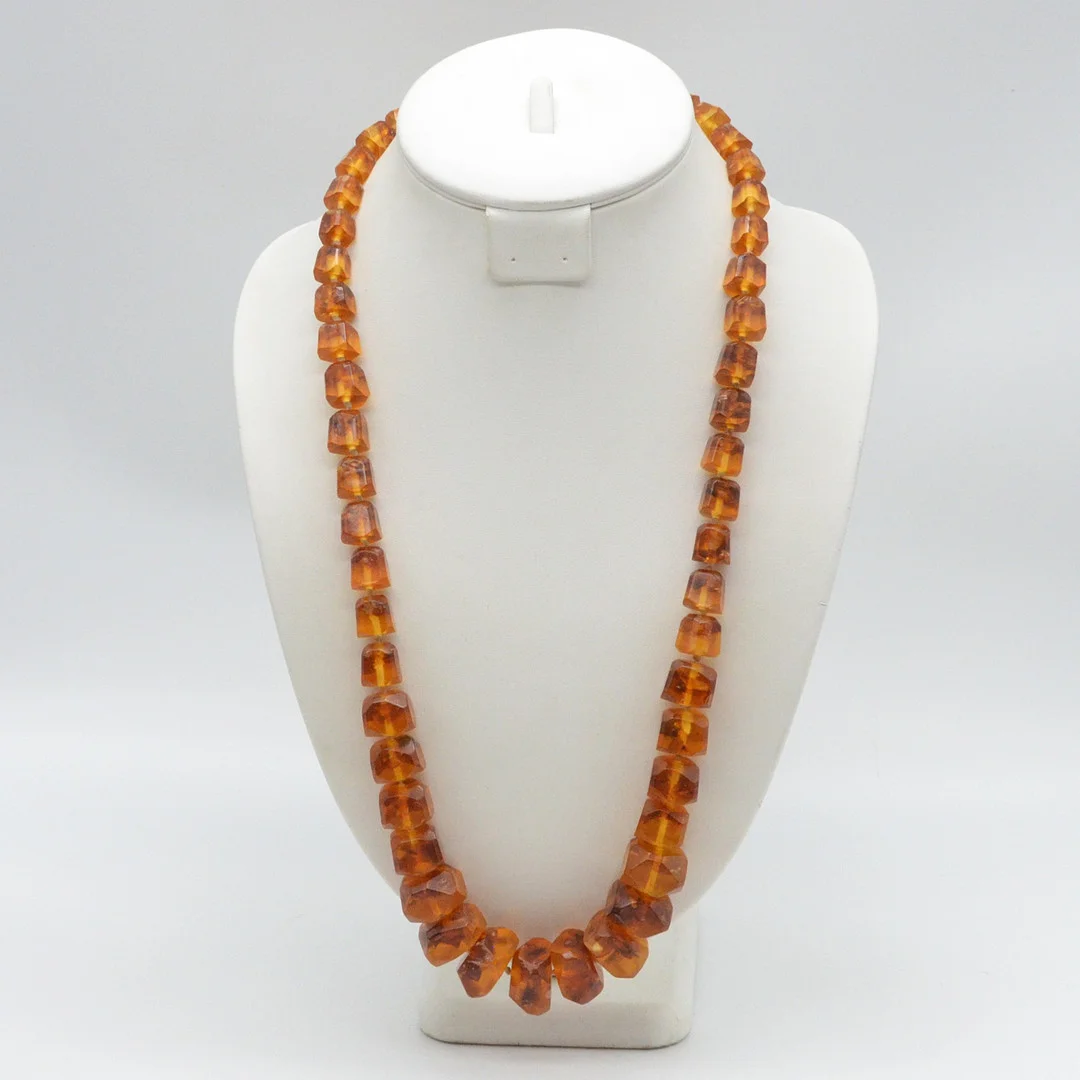 LANGES COLLIER AUS BERNSTEIN, MIT EINSCHLÜSSE, IN FORM GESCHNITTEN, ENDLOS, UM 1950. — Necklace — Kunst- und Auktionshaus Kleinhenz