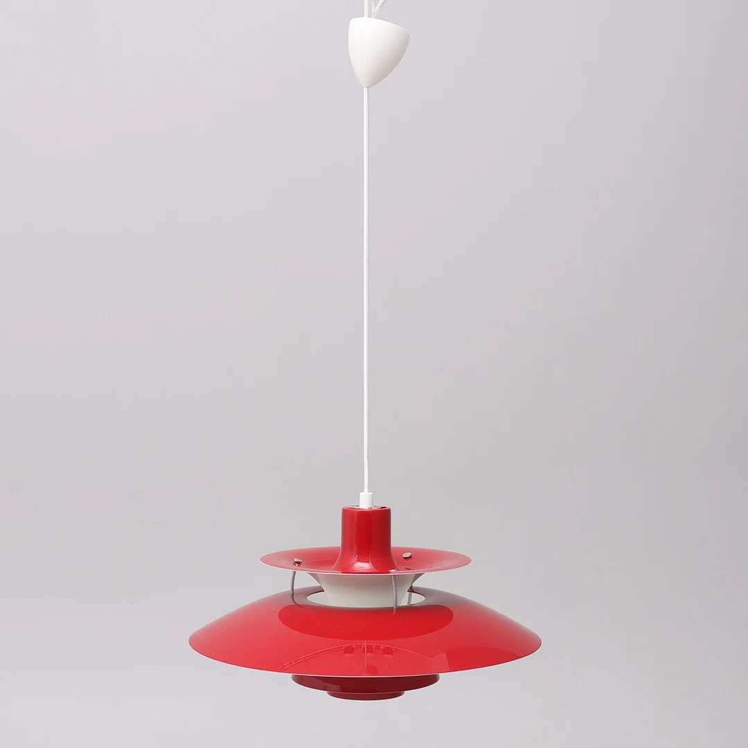 POUL HENNINGSEN. TAKLAMPA, RÖDLACKERAD PLÅT, "PH-5", FÖR LOUIS POULSEN, DANMARK. — Ceiling lights — Crafoord Auktioner Lund
