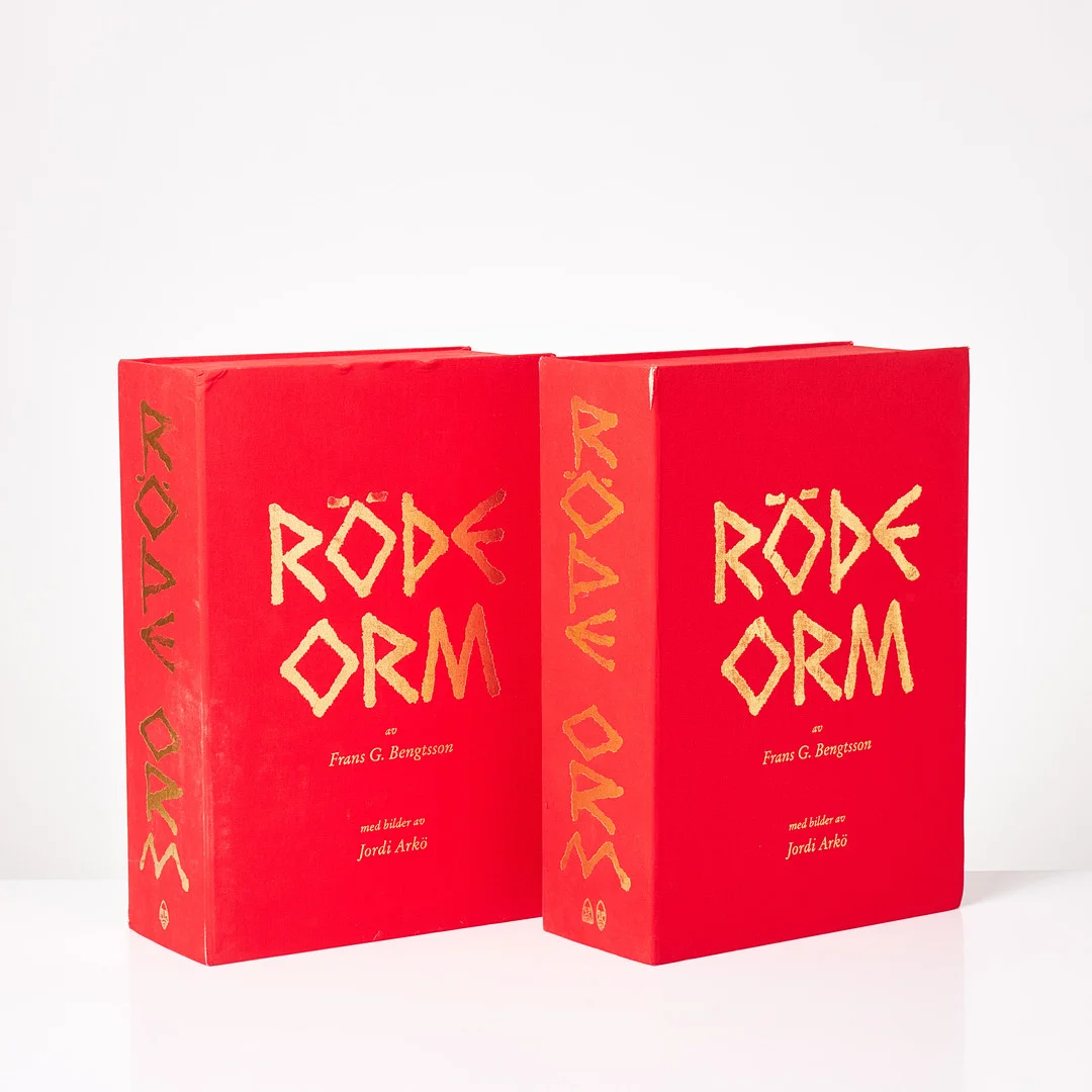 JORDI ARKÖ. Röde Orm. vol I-II (Sjöfarare i Västerled. - Hemma och i Österled.) Frans G. Bengtsson, 1991, signerade huvudsakligen dubbla färglitografier J. Arkö. Text och litografier lösa i omslag i röda klotkassetter. — Books — Stockholms Auktionsverk Sickla