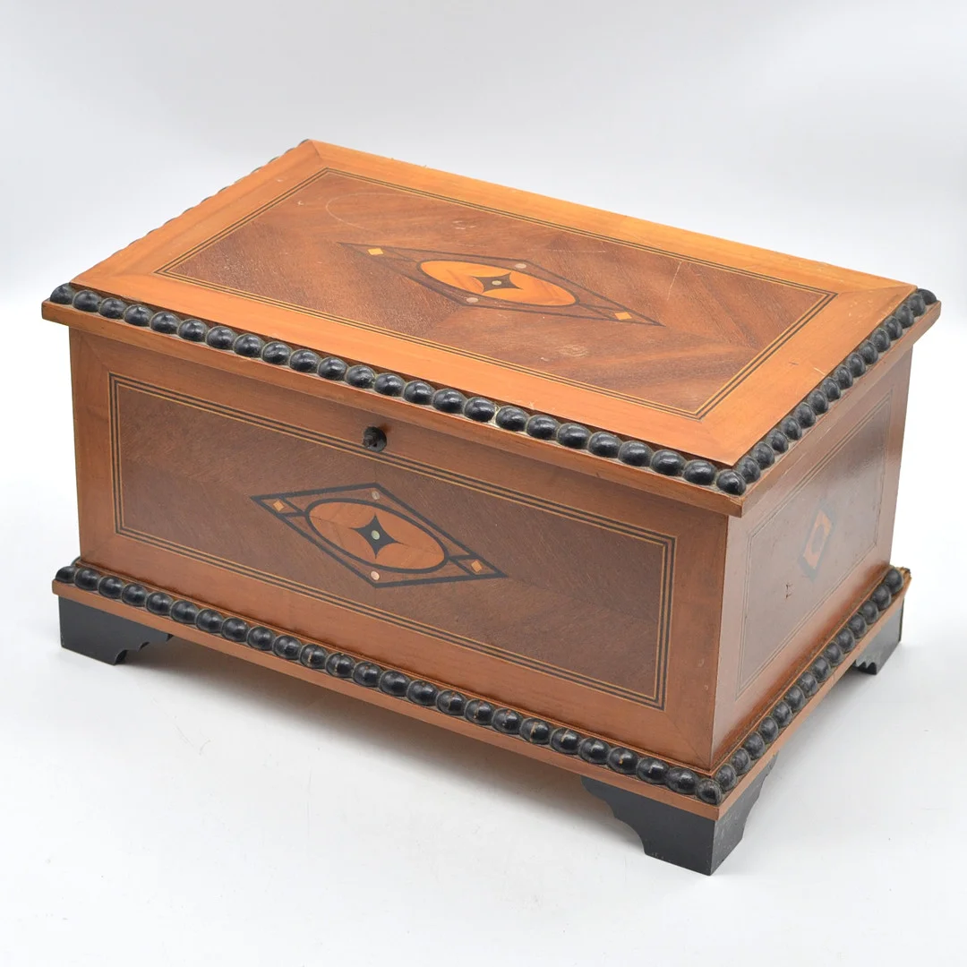BIEDERMEIER SCHATULLE, NUSSBAUM MIT HOLZ- UND MUSCHEL-INTARSIEN, MIT EINLEGEFACH, 19. JAHRHUNDERT. — Other — Kunst- und Auktionshaus Kleinhenz