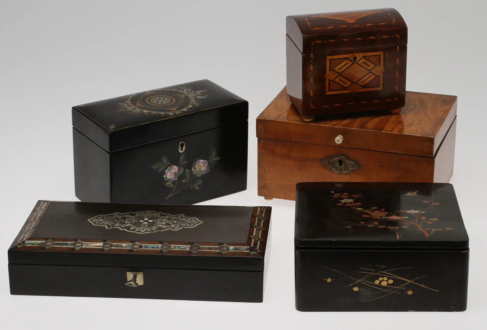 PARTI DIVERSE SKRIN, 5 st, olika modeller och utförande, bl a inläggningar av pärlemor, ben, trä m m. 1800/1900-tal. — Miscellaneous — Auktionshuset Kolonn