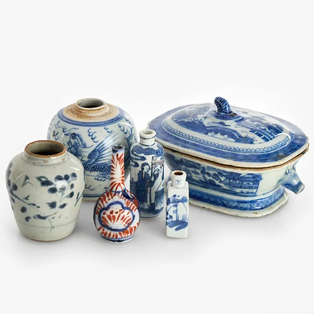 PARTI PORSLIN (6 delar), Kina och Japan, smörterrin, snusflaskor, urnor och vas, dekor i underglasyrblått samt imaridekor, 1800-tal.
