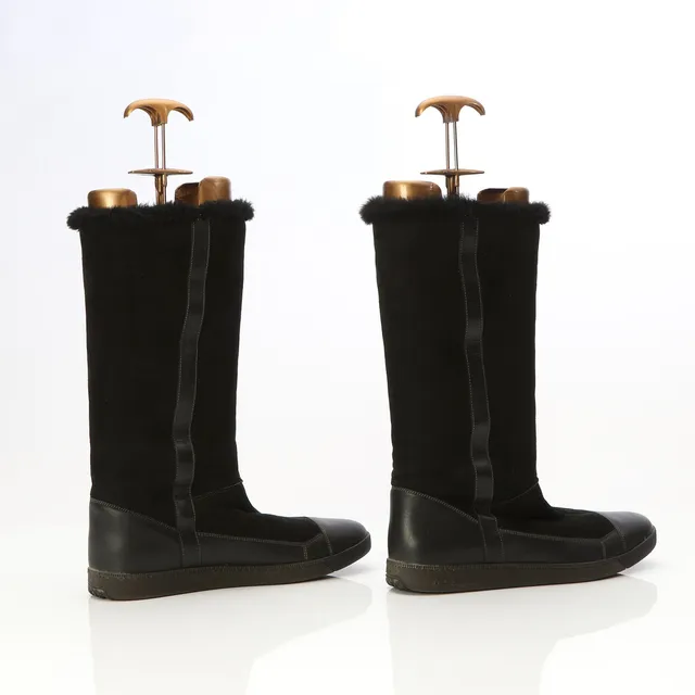 SALVATORE FERRAGAMO, STÖVLAR, ETT PAR. Svart mocka och skinn.
