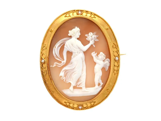 BROSCH, 18K guld, camé, 4 små halvpärlor, Johan Petterssons efterträdare, 1915, ca 44×54 mm, vikt 17,2 g.