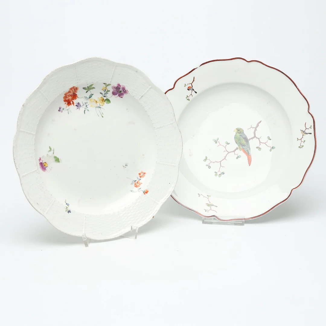TALLRIKAR, 2 st, porslin, Meissen samt Fürstenberg, 1700-/1800-tal. — European — Auktionshuset Kolonn