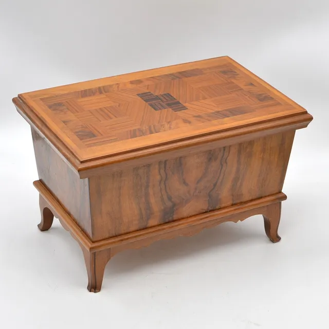 BIEDERMEIER SCHATULLE, HOLZ, INTARSIENARBEIT, MIT EINLEGEFACH, DEUTSCHLAND, 19. JAHRHUNDERT.