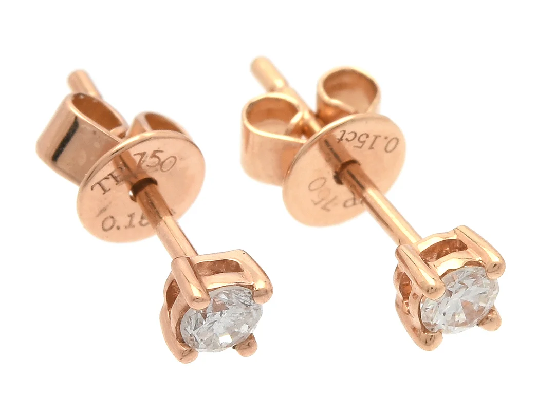 ENSTENSÖRHÄNGEN, 18K roséguld, briljantslipade diamanter ca 0,15 ctv, ca TW/P, vikt 0,7 g, stift, ena diamanten har nagg på kronan och andra har skada vid rondisten. — Smycken/Enstensörhängen — Kaplans