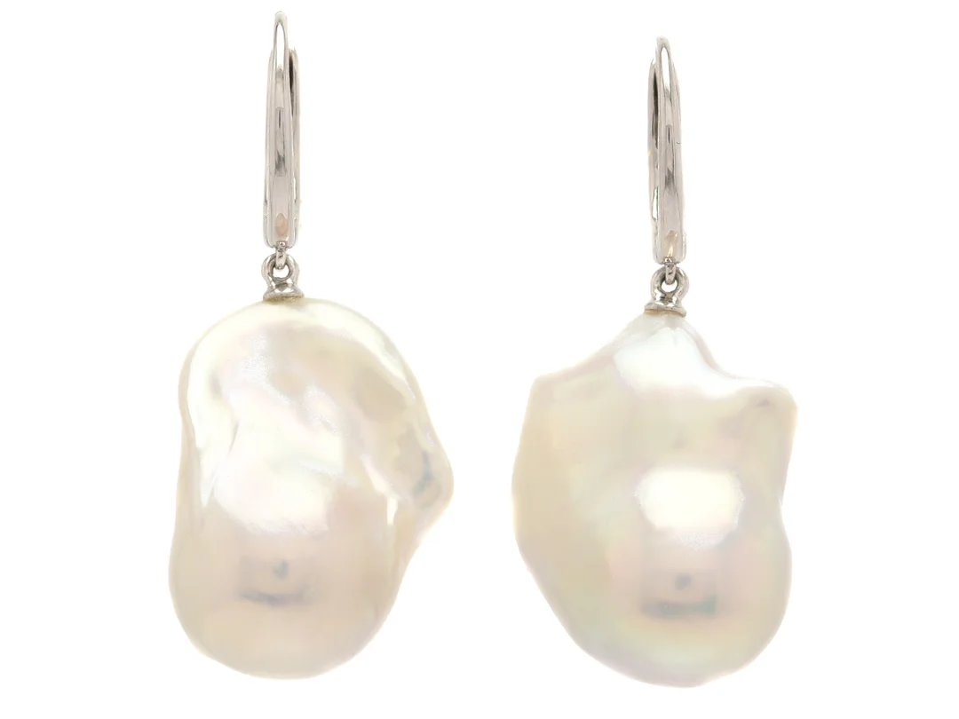 PÄRLÖRHÄNGEN, 18K vitguld, barocka odlade sötvattenspärlor ca 12 x 18 mm, ena pärlan skadad, stängbar krok. — Smycken/Pärlörhängen — Kaplans