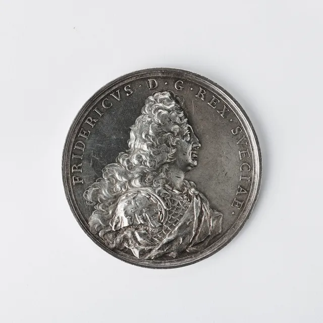 MEDALJ, minnespenning över riddarhuset, silver, slagen år 1731. Av Johann Carl Hedlinger.