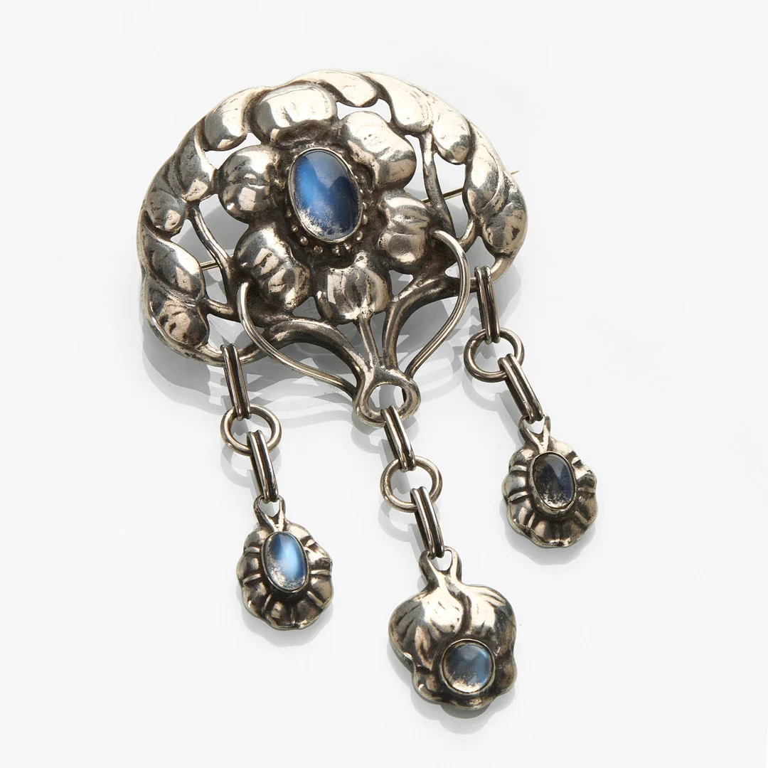 BERNHARD HERTZ (DANMARK, 1834–1909). Brosch, silver med månstenar, Jugend, tidigt 1900-tal. — Brooches & Pendants — Crafoord Auktioner Stockholm
