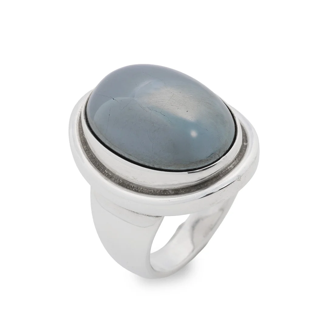 GEORG JENSEN. Ring af sterlingsølv dessin nr. 46A med en cabochon slebet hæmatit. Danmark. — Rings — Palsgaard Kunstauktioner