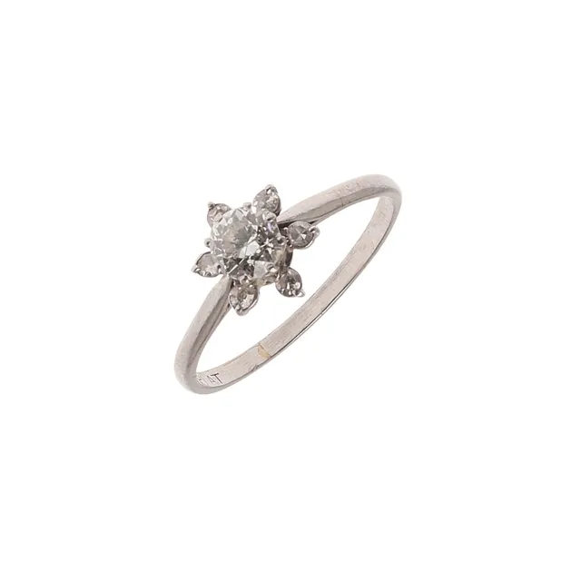A DIAMOND SOLITAIRE RING.