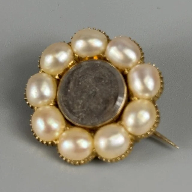 ANTIQUE MEMENTO BROOCH. — Brooches & Pendants — Lyme Bay Auctions