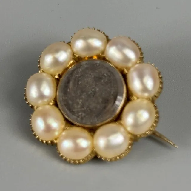 ANTIQUE MEMENTO BROOCH.