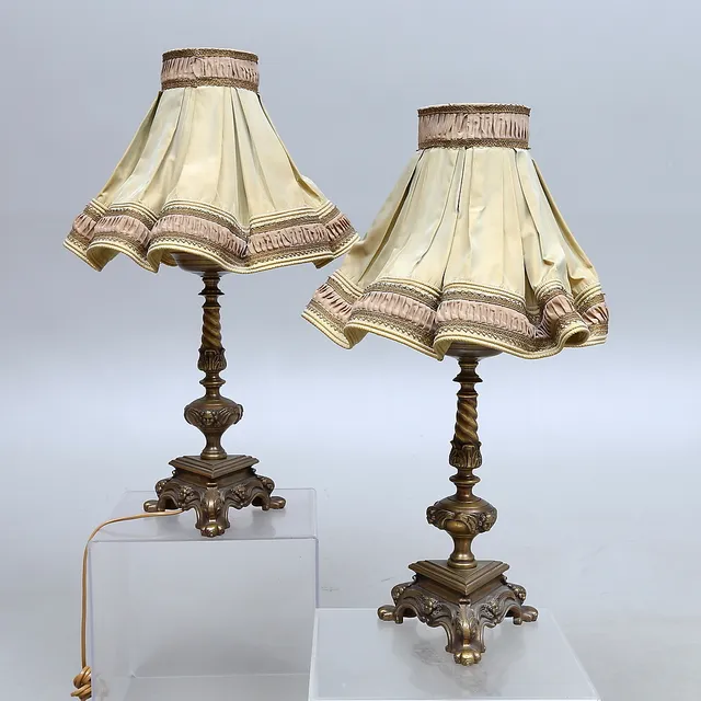 BORDSLAMPOR, ett par, mässing, barockstil, 1900-talets första hälft.
