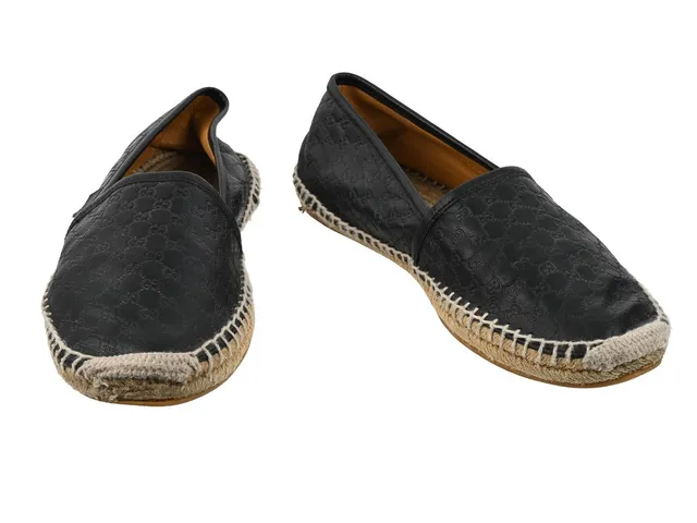 SKOR, GUCCI, Loafers, GG svart skinn, guldfärgat spänne, stl 38½, skopåse, kartong, bruksslitage.