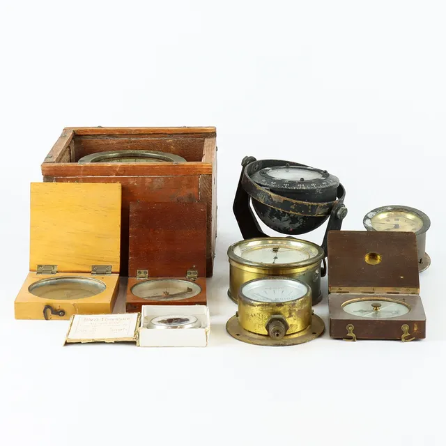 KOMPASSER samling, 7 stycken, barometer och manometer.
