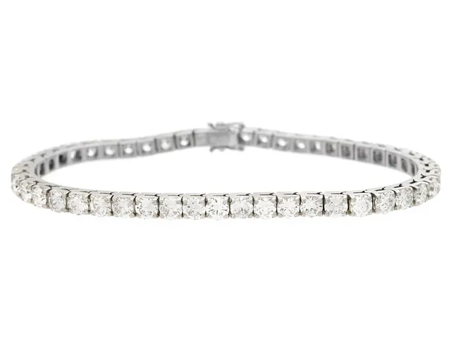 TENNISARMBAND, 18K vitguld, 49 briljantslipade diamanter ca 7,90 ctv, ca W-TCa/VVS-VS, längd 18 cm, vikt 16,9 g, några diamanter med skador och nagg.