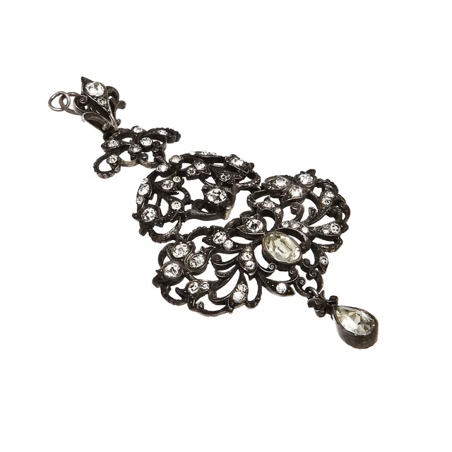 HALSSMYCKE, silver med glasfluss. Vikt 13,9 g.