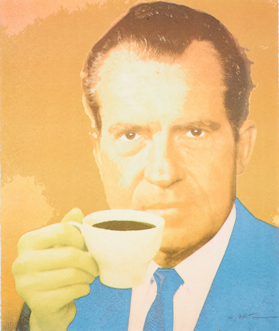 KJARTAN SLETTERMARK. Nixon med kaffekopp, färglitografi, signerad samt numrerad 148/950. — Engravings & Prints — Stockholms Auktionsverk Sickla