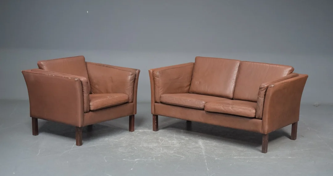 Mogens Hansen Tilskrevet, sofa og lænestol med brunt læder (2) — Furniture/Lounge suites, sofas — Lauritz