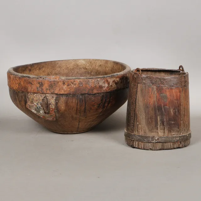 A 19TH CENTURY DUG OUT BOWL, TOGETHER WITH A PAIL (2).
