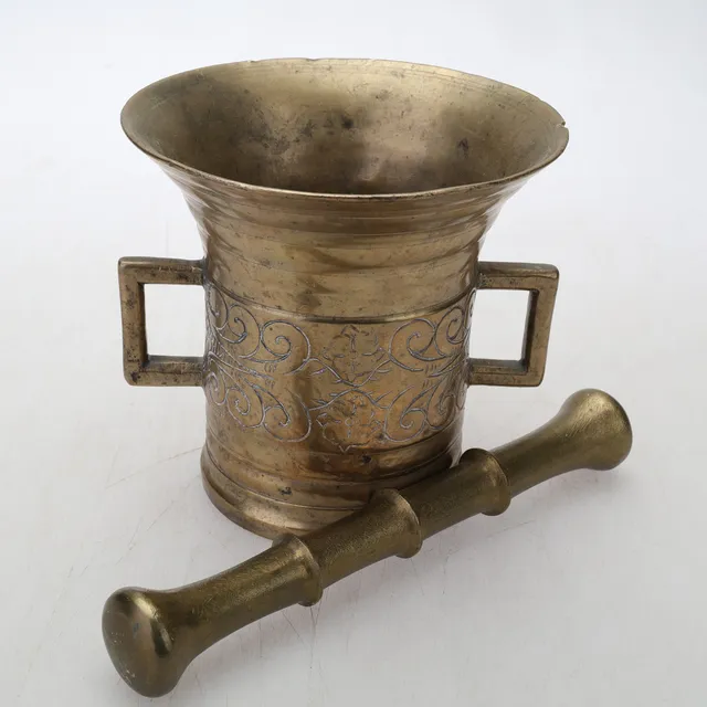 MORTEL,med stöt. mässing,1700-tal.