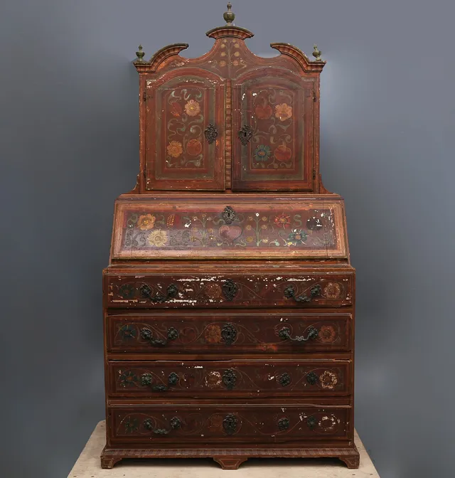 Spanish cabinet-bookcase in painted wood, 18th Century.