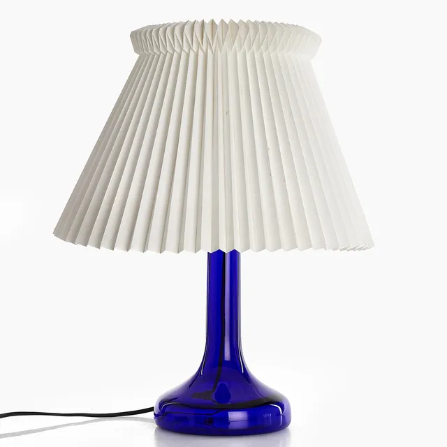 GUNNAR BIILMANN PETERSEN (Danmark, 1897-1968). Bordslampa, modell 343, för Le Klint, blått glas och mässing, formgiven 1962.