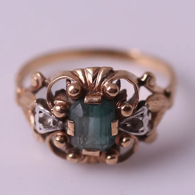 RING med grön glassten, guld 18k, vikt= 4,0 gram, Y8= 1949.