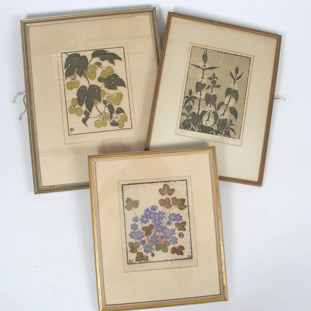 ANNIE BERGMAN. 3 st, träsnitt, blomstermotiv, signerad och numrerade. — Engravings & Prints — Stadsauktion Sundsvall