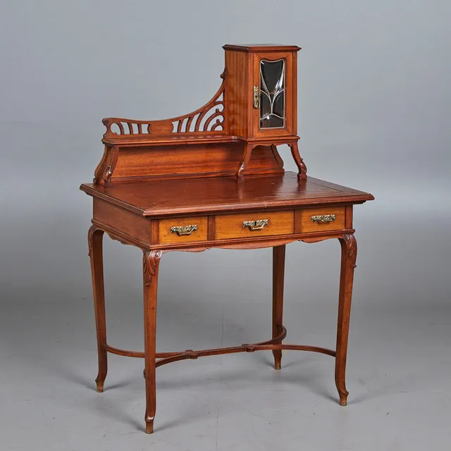 Jugendstil-Damenschreibtisch, Mahagoni, Messing, Glas, um 1910-20.