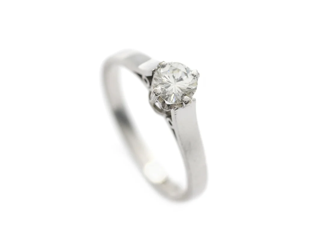 ENSTENSRING, 18K vitguld, briljantslipad diamant 0,42 ct, ca TCape(K-L)/VVS-VS, ThorLindquist guldsmedsverkstad Stockholm 1959, stl 17,25 mm, vikt 3,1 g. — Smycken/Enstensring — Kaplans