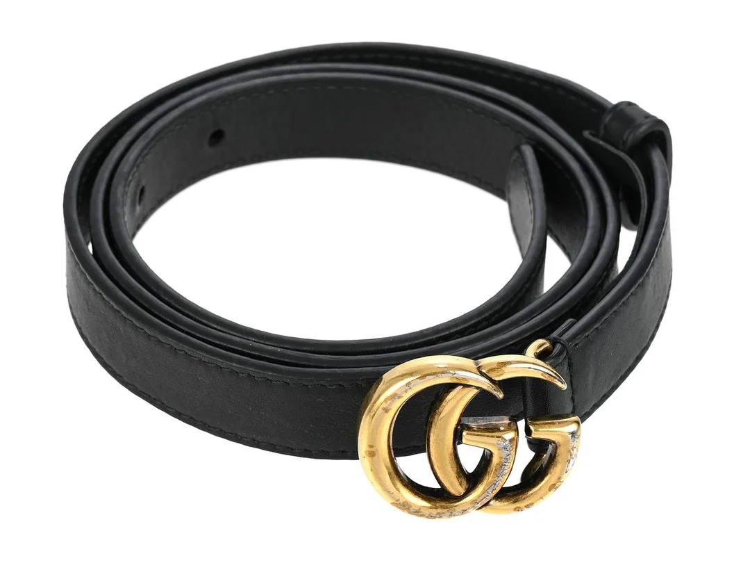 BÄLTE, GUCCI, GG, svart läder, spänne GG, längd 85 cm, bredd 2,5 cm, kartong. — Accessoarer/Bälten — Kaplans