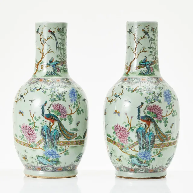 VASER, ett par, Kina, sen Qing (1644-1912), glasyr i celadongrönt samt dekor av blomster och fåglar i trädgårdslandskap i famille rose.