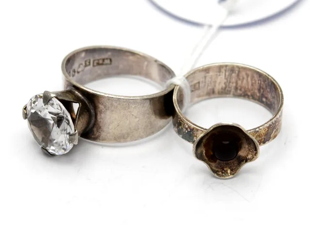 Ringar 2st silver med stenar Ø15¾ 16¼ 5,7g
