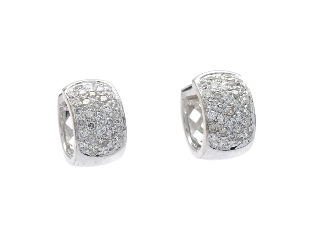 ÖRHÄNGEN, 14K vitguld, briljantslipade diamanter ca 0,60 ctv, ca TW-TCa/P, vikt 5,0 g, huggies, svaga fattningar, några diamanter har nagg. — Smycken/Örhängen — Kaplans