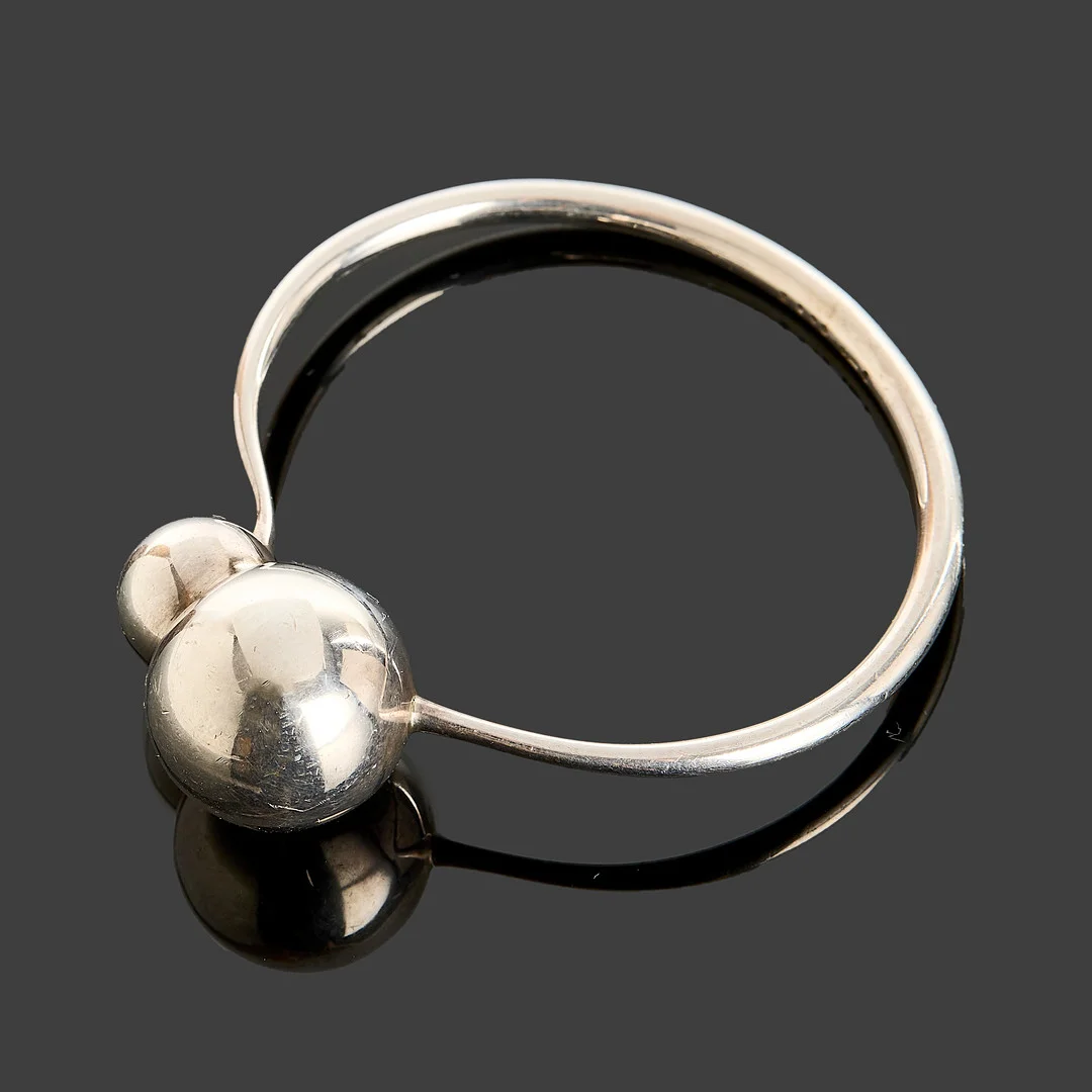 JACQUELINE RABUN (USA, FÖDD 1961). Armring, "Cave", sterlingsilver samt 18K guld, No 509, för Georg Jensen, Danmark. — Bracelets — Crafoord Auktioner Stockholm