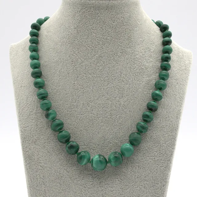 MALACHIT COLLIER IN HANDARBEIT MIT EINZELN GEKNÜPFTEN KUGELN.