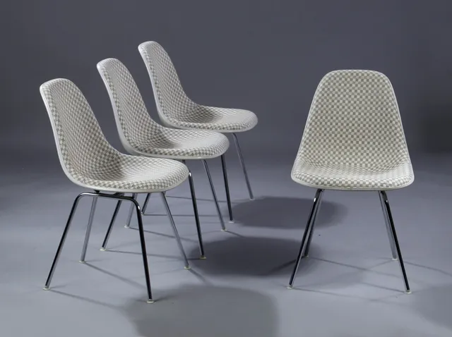Charles Eames. Et sæt på fire skalstole, model DSX. Glasfiber, forsidepolstret med ternet stof (4)