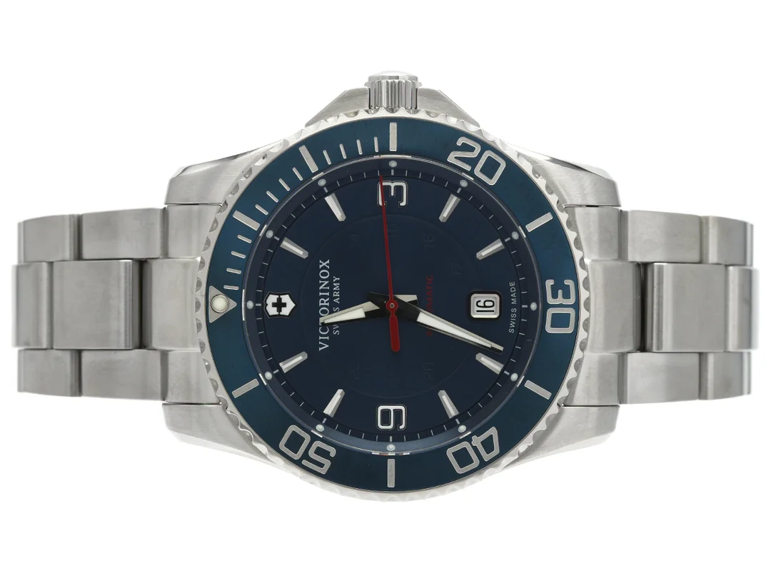 VICTORINOX, Maverick, Swiss Army, Cal ETA 2824-2, Ref nr. 241706, Serie nr. 161213769, herrur, 43 mm, stål, automatisk, safirglas, datum, glasbaksida, originallänk, viklås, Ref nr. VN1609, cert, augusti 2017, box, ytterkartong. — Klockor/Victorinox — Kaplans